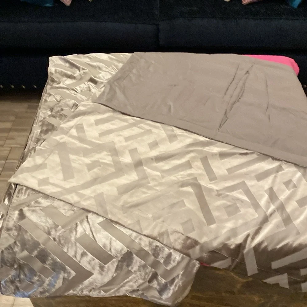 Z Gallerie king duvet + 2 king shams pattern per regular pictures.